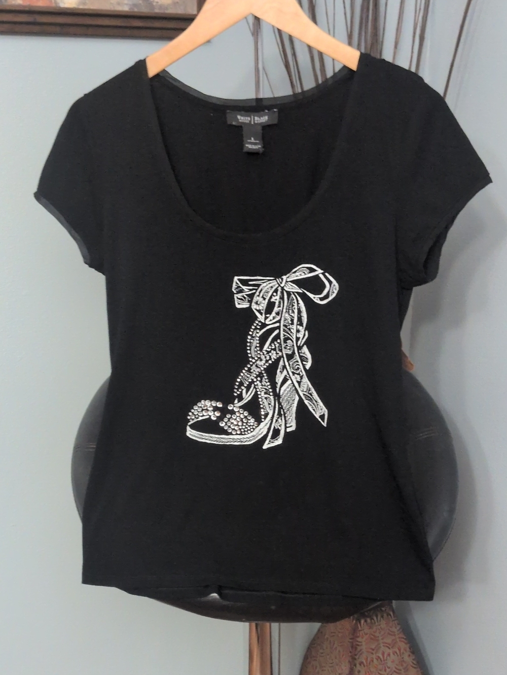 White House Black Market Black Short Sleeve Tee w Rhinestone Shoe & Bow Graphic